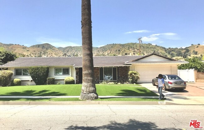 Building Photo - 1017 E Palm Dr