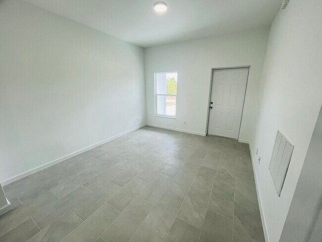 Foto del edificio - BRAND NEW 2 Bed- 2 Bath Pet-Friendly Retreat in Desirable Lehigh Acres!