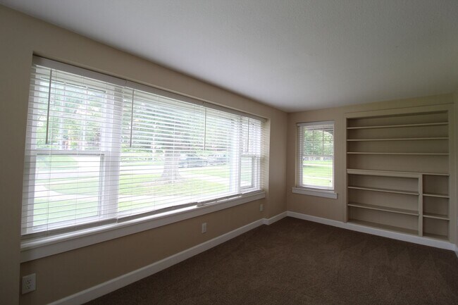 Foto del edificio - Remodeled 2 Bedroom 1 Bath Duplex Blocks F...