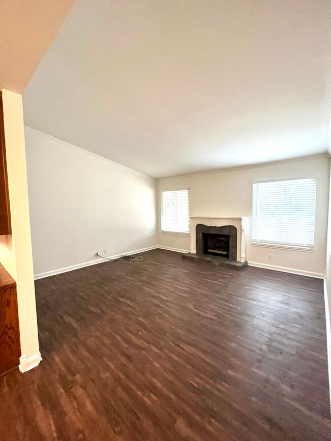 Building Photo - LOOK NO FURTHER! SPACIOUS 3 BED 2 BATH HOM...