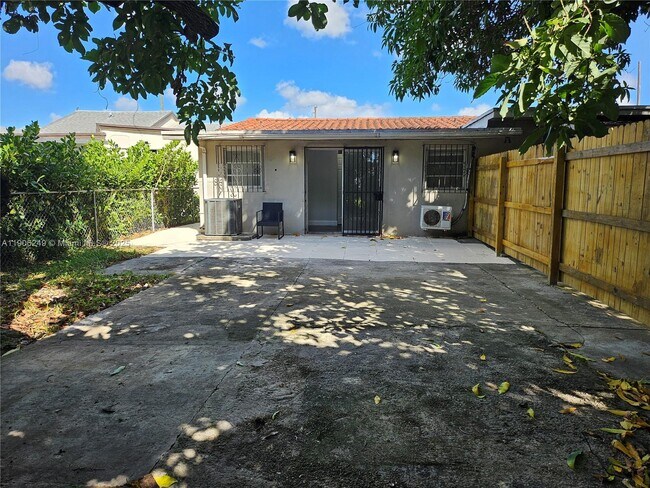 Foto del edificio - 7418 SW 21st St