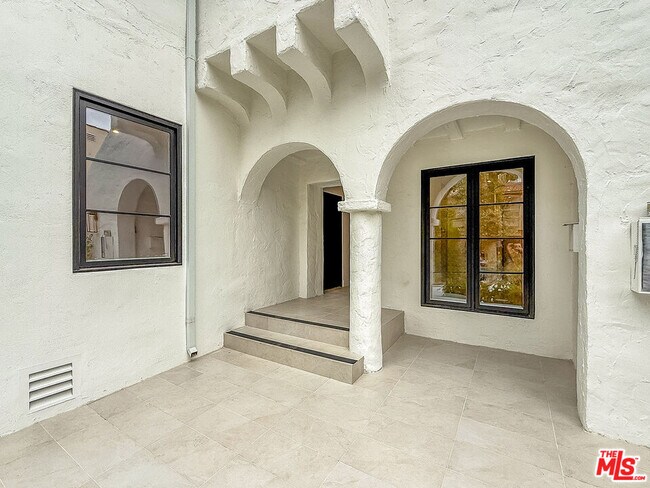 Foto del edificio - 150 N Arnaz Dr