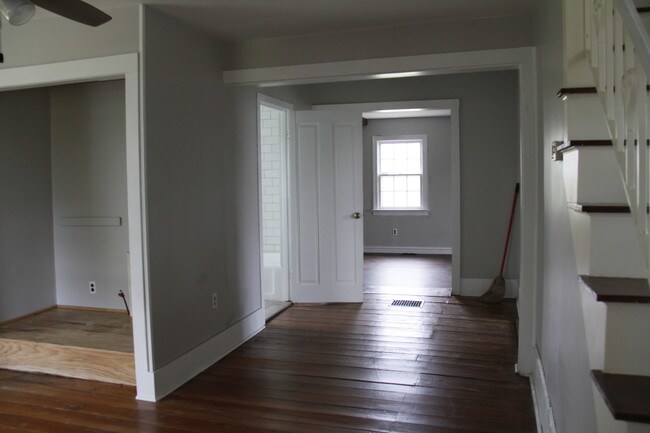 Building Photo - 701 E Hillcrest Dr
