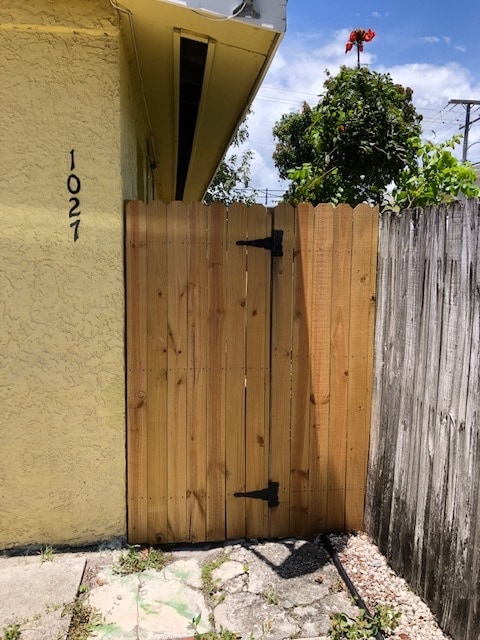 Photo - 1027 N H St Apartments