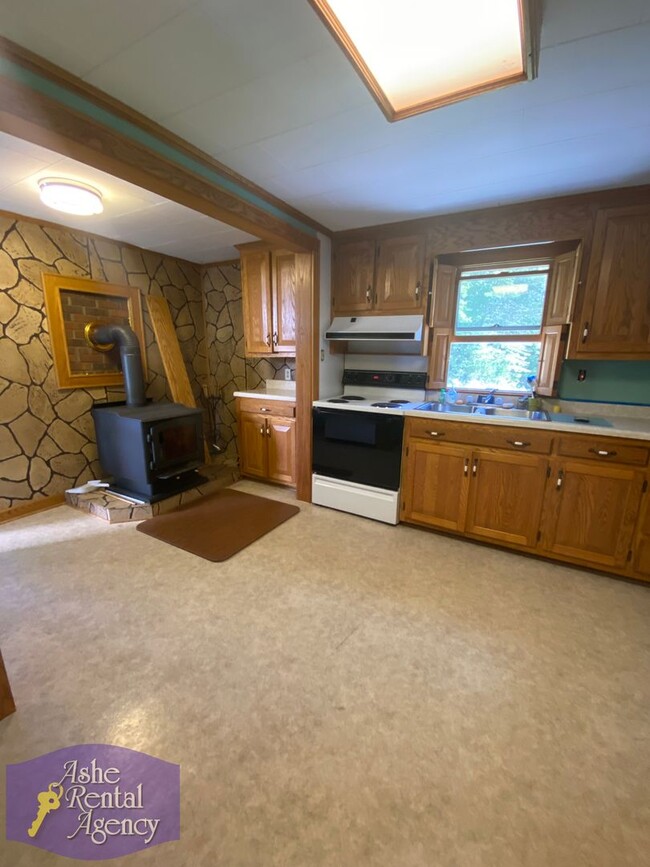Building Photo - 1 Bed/1 Bath Farmhouse Near The New River!