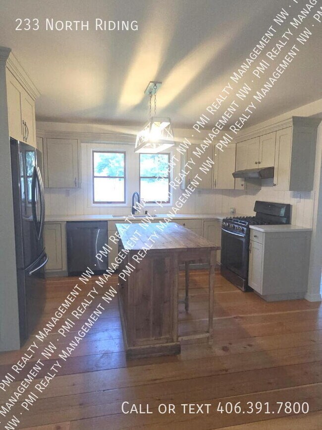Building Photo - 233 North Riding-