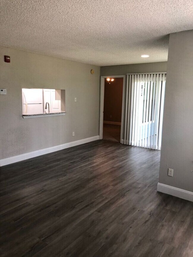 Foto del edificio - ** Move in Special HALF off your first months rent** LIKE NEW!!!! 2 Bedroom/2 Bath Condo!! Availa...