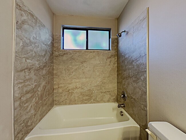 Building Photo - 3137 La Mesa Dr