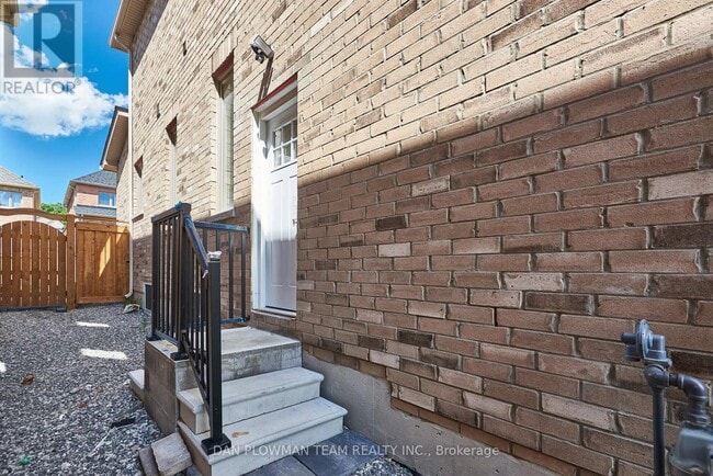 Building Photo - 10 St Ives Cres