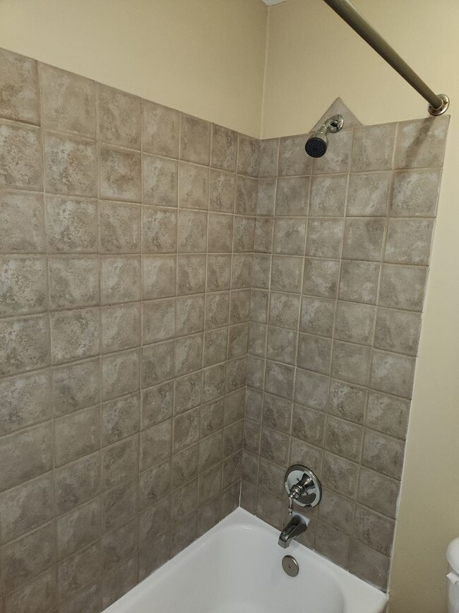 Building Photo - 2 Bedroom 1 bath All Updated