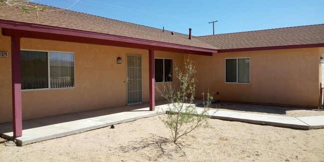Building Photo - Welcome to your 3 bed 2 bath home in Joshua Tree!