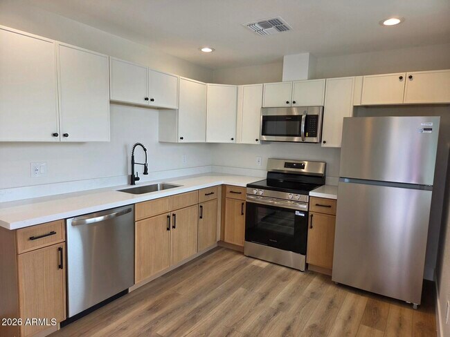 Building Photo - 824 N 11th Ave
