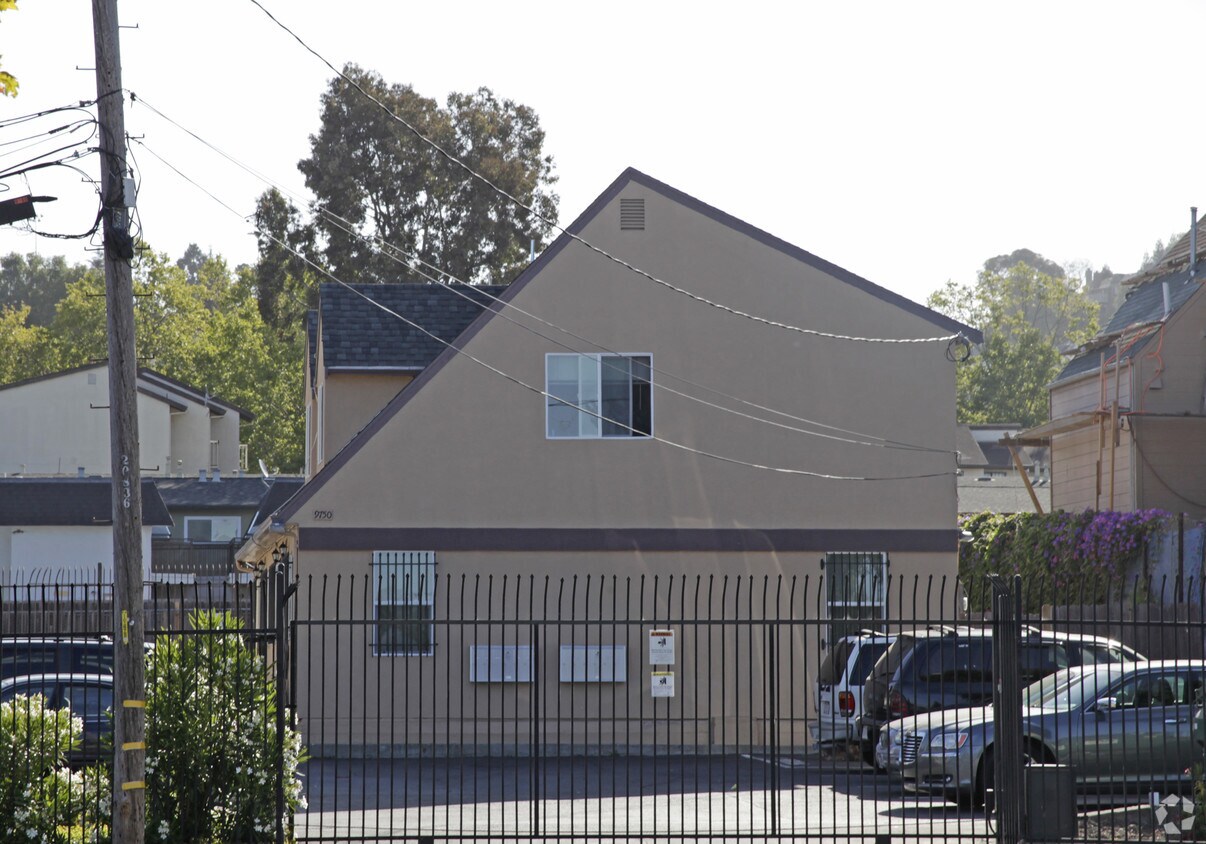 Building Photo - 9740-9760 Bancroft Ave