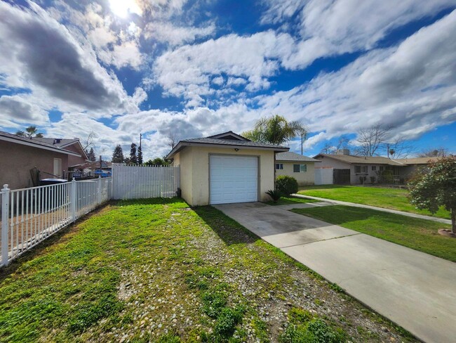 Foto del edificio - Charming 3-Bedroom Home in SW Visalia!