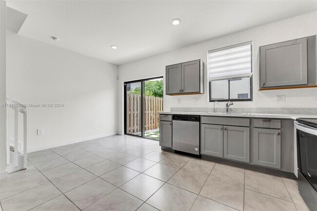 Building Photo - 450 NE 13th St