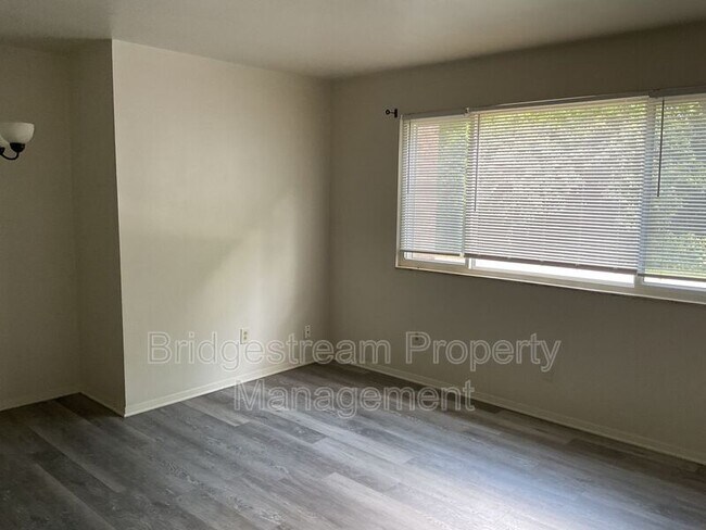 Foto del edificio - 3015-1D Idlewild Dr