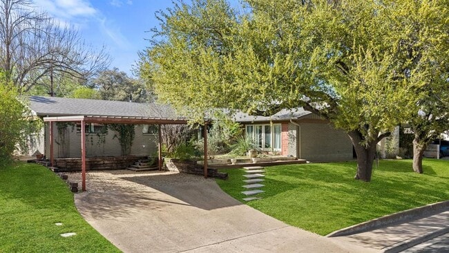 Building Photo - 2212 East Side Dr
