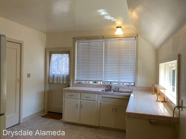 Building Photo - 2 br, 1 bath House - 1236 Sherman Unit 3