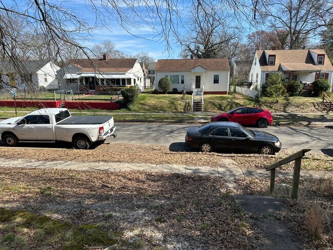 Building Photo - 3 bed 2 bath house on North Side! All electric, Central Air, laundry included, big yard