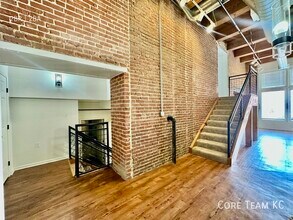 Building Photo - 202 W 5th St