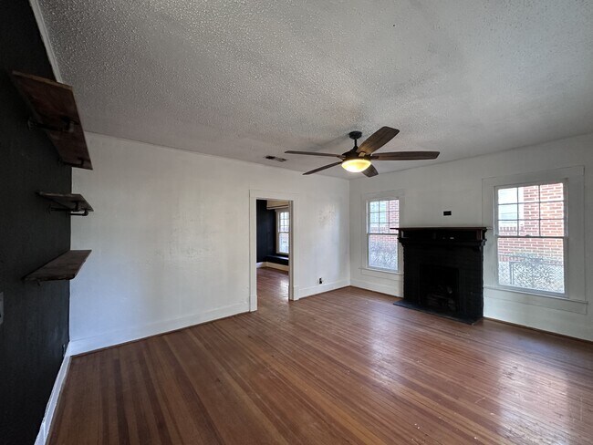 Building Photo - 1805 Pecan St