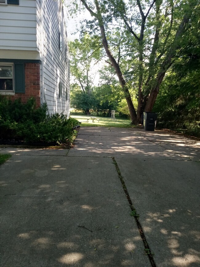 Foto del edificio - 1649 Greencrest Ave