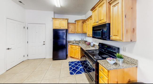 Foto del edificio - 1340 N Freedom Blvd