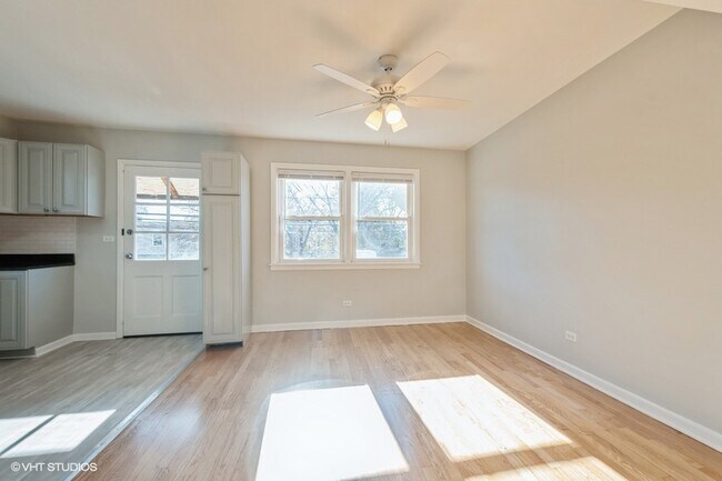 Building Photo - 2931 W Touhy Ave