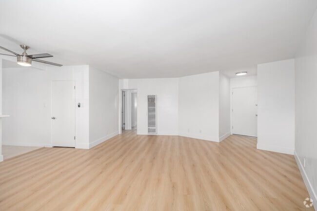 1BR, 1BA - 705SF - Living Room - PW 4143