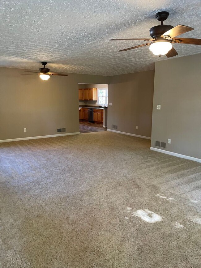 Building Photo - Updated 3 Bed/2 Bath Ranch on 5 BEAUTFUL A...