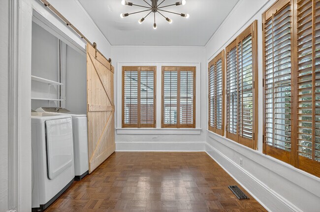 Foto del edificio - 1448 N Highland Ave NE