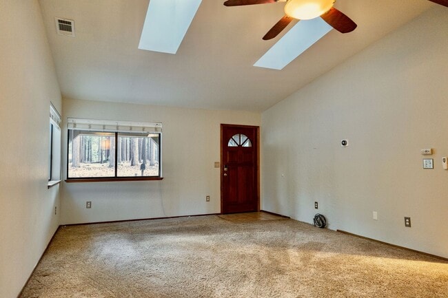 Foto del edificio - Centrally Located 3 Bedroom House with Fully Fenced in Backyard- Pet Friendly!