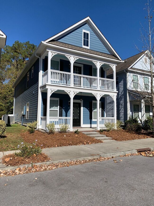 Building Photo - Home in White Gables with garage!