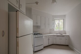Building Photo - 3500 Av. Ridgewood