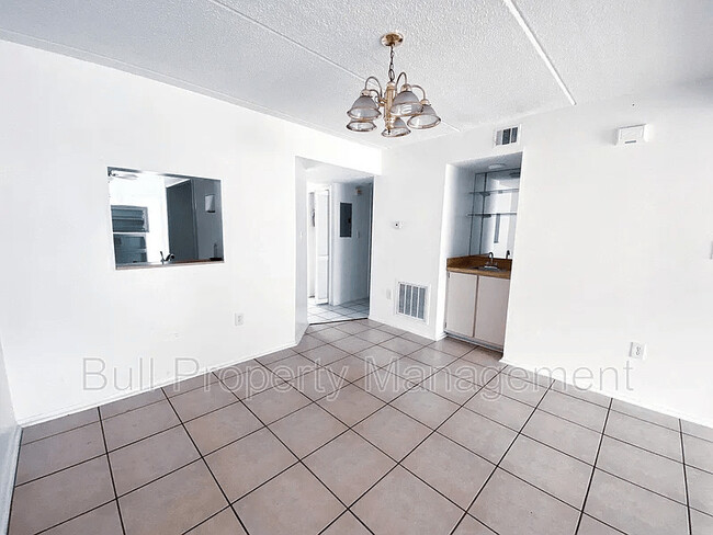 Foto del edificio - 6503 Dumont Ave