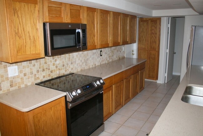 Building Photo - Beautifully updated 2 bedroom 2 bath