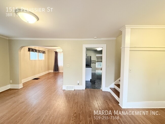 Building Photo - CHARMING 3 BED/1 BATH HOUSE DOWNTOWN WINDSOR + HYDRO, WATER & GAS!