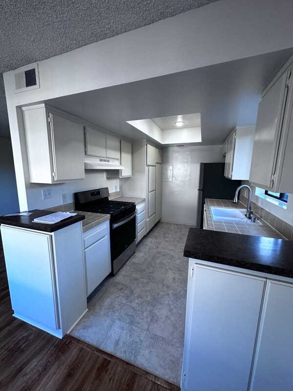 Foto del edificio - 135 N Swall Dr