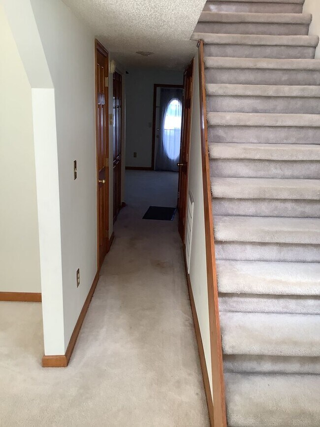 Building Photo - 2 bedroom, 2.5 bath Townhouse Available 8/...