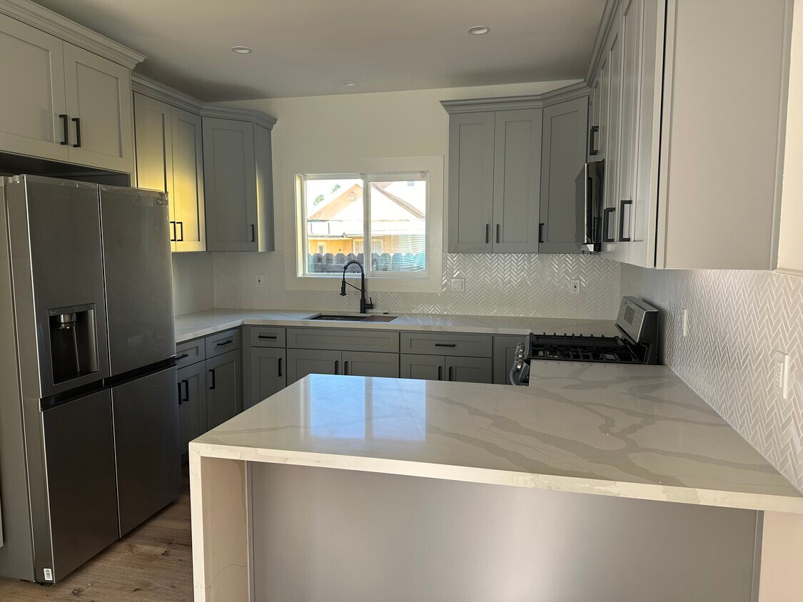 Foto principal - 1021 W 77th St
