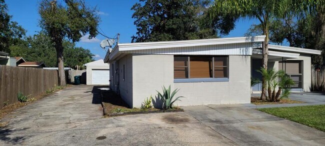 Building Photo - 2027 BENTLEY ST