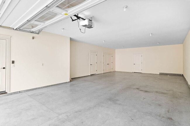Building Photo - Beautiful Gated Fisher’s Landing Townhome with 4 Bedrooms, Gas Fireplace & Central AC