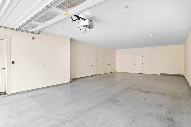 Foto del edificio - Beautiful Gated Fisher’s Landing Townhome with 4 Bedrooms, Gas Fireplace & Central AC