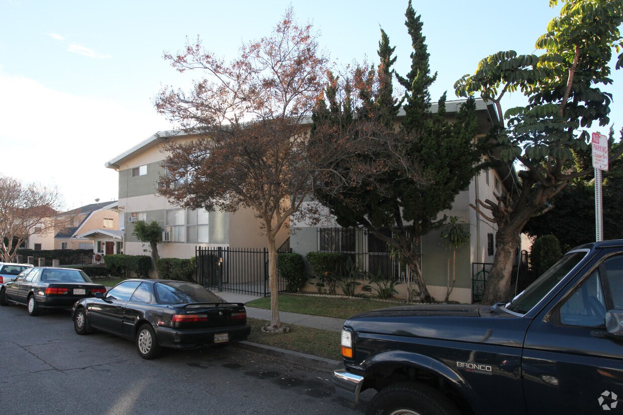 Building Photo - 1819 Kenmore