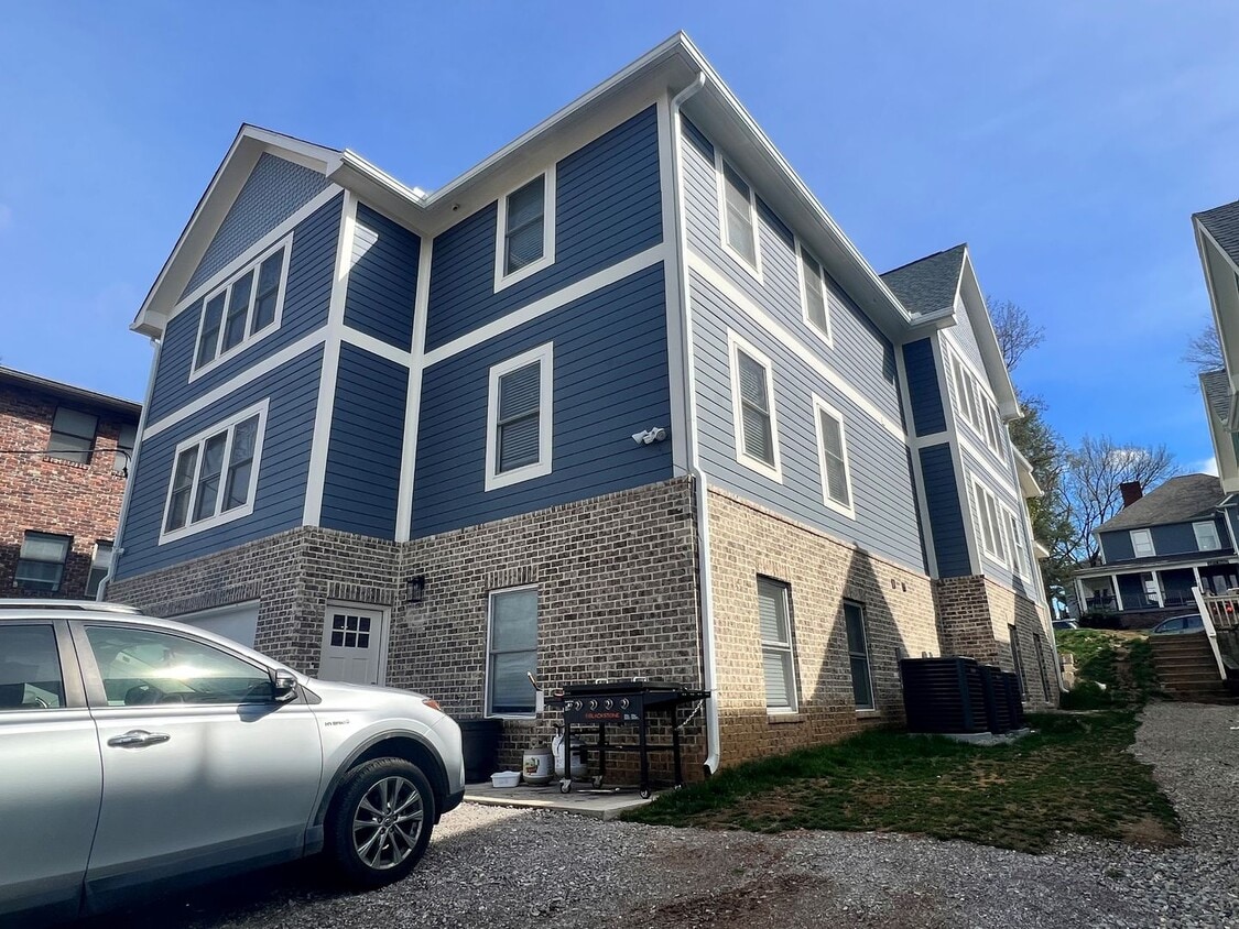 Building Photo - FA1315 18BR TRIPLEX (6/6/6)