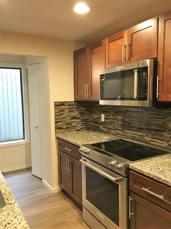 Foto del edificio - Charming 2-Bed, 2-Bath Condo in Des Moines, Walking Distance to the Marina!!!