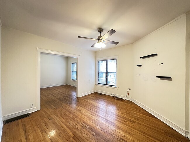 Foto del edificio - 824 W Waveland Ave