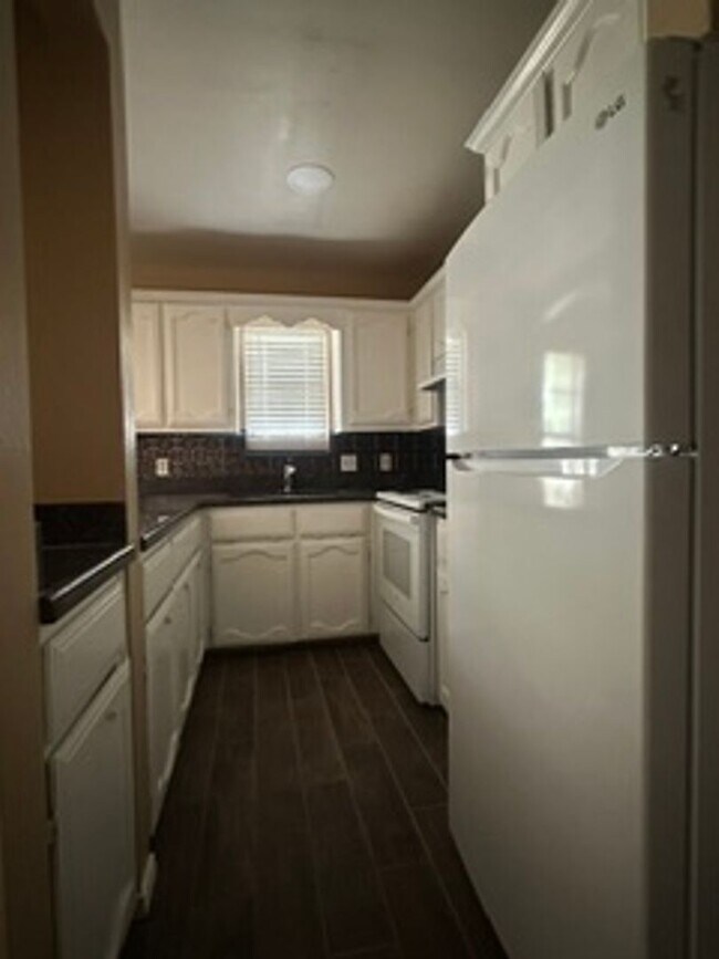 Building Photo - 1002 Lexington Cir
