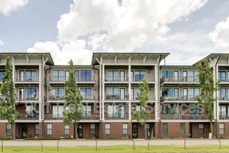 Building Photo - 380 Island Dr
