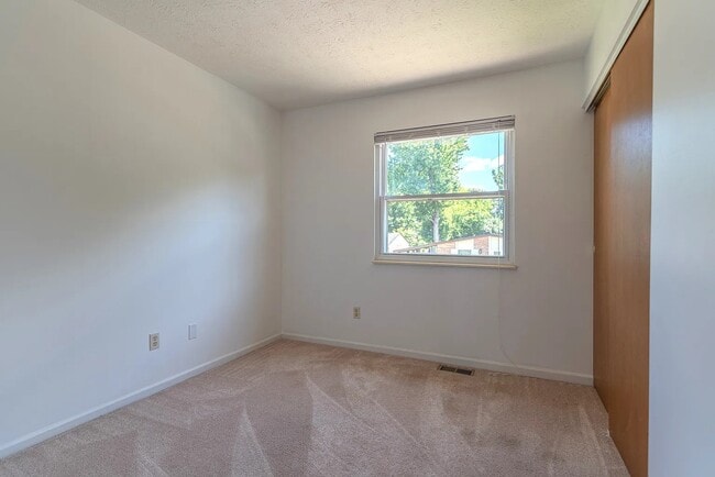 Building Photo - 1047 Alpine Ct